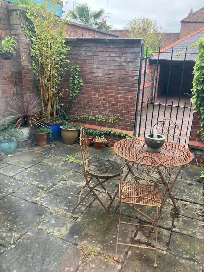 Central Chester Bedrooms Bagian luar foto