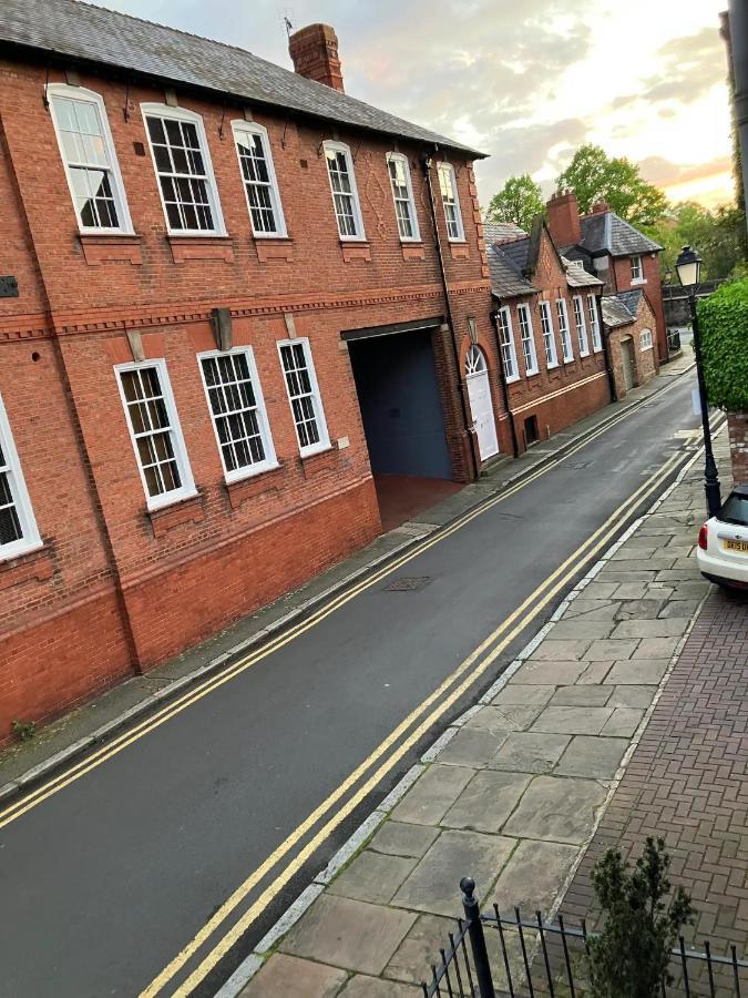 Central Chester Bedrooms Bagian luar foto