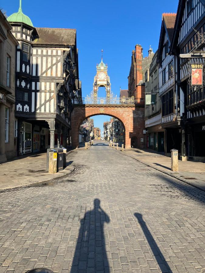 Central Chester Bedrooms Bagian luar foto