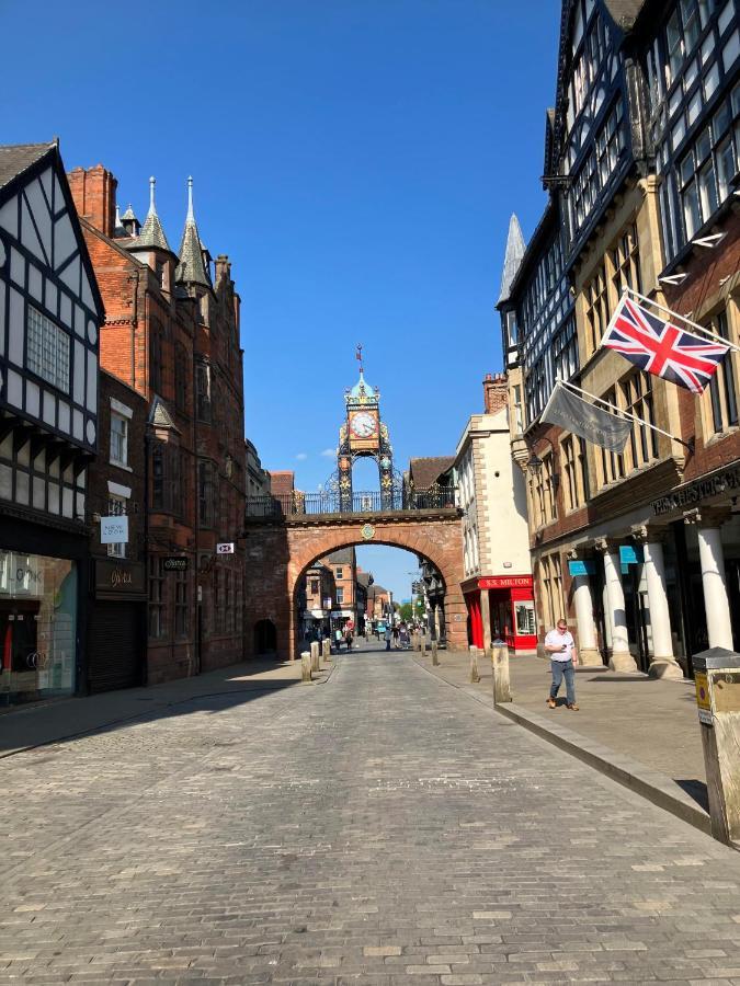 Central Chester Bedrooms Bagian luar foto