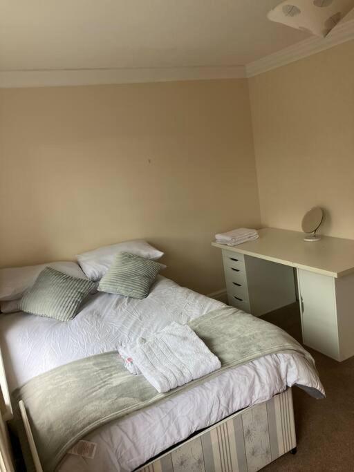 Central Chester Bedrooms Bagian luar foto