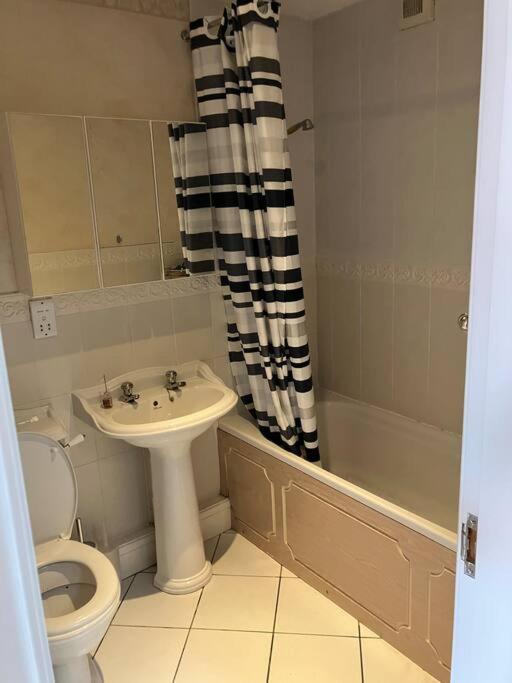 Central Chester Bedrooms Bagian luar foto